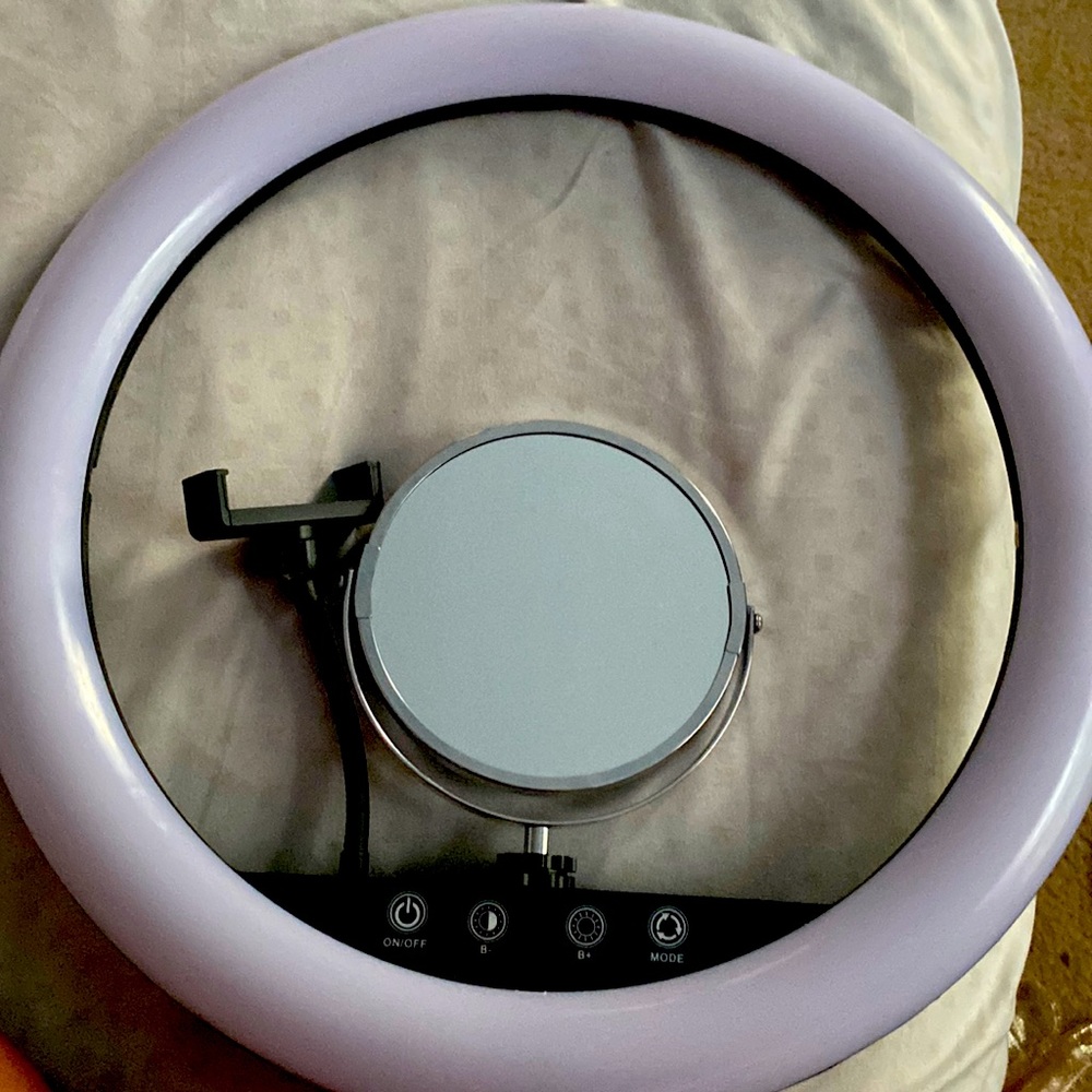 I’m selling a ring light the brand is savage and it’s a nice size